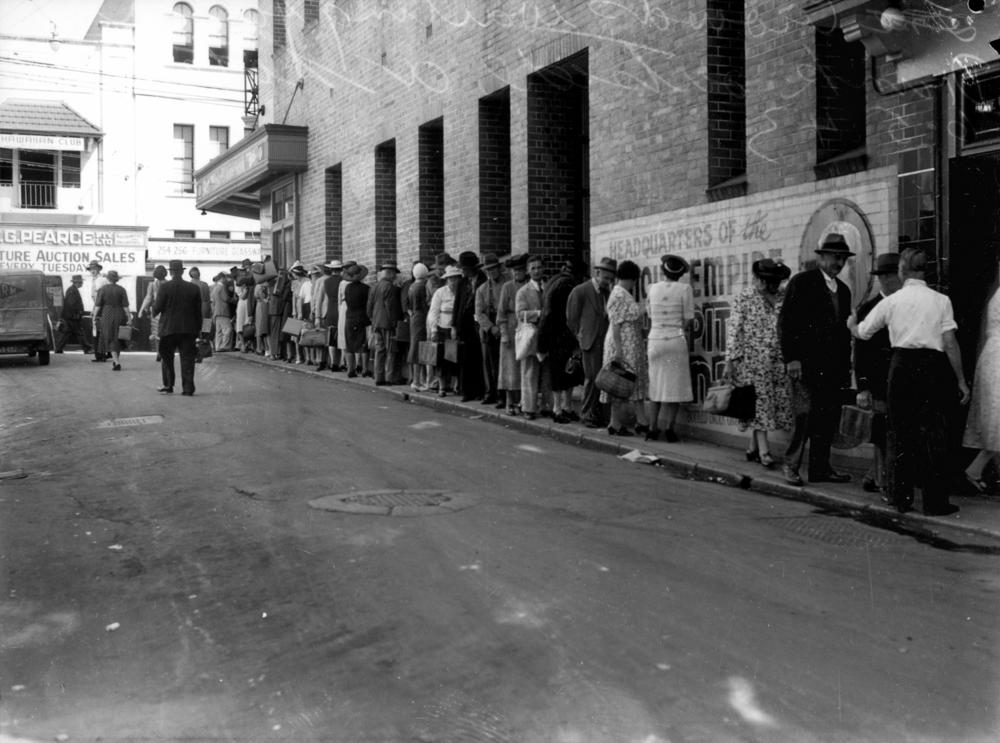 A 1943 crowd of men and women all wearing hats